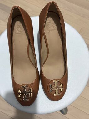 Tory Burch Sally Cognac Leather Wedge Block Heels Gold Logo Size 7.5